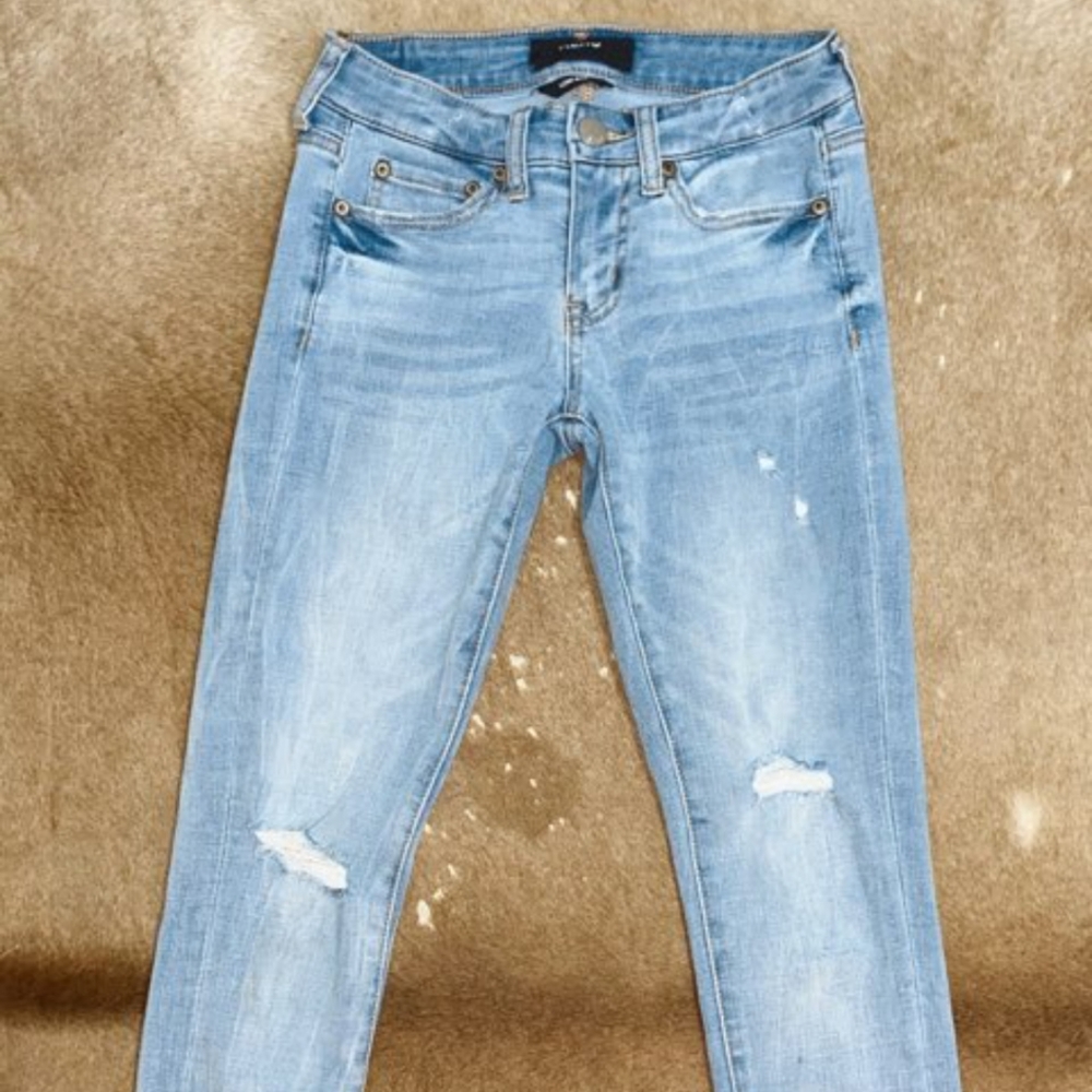lightwash lowrise ripped jeans!